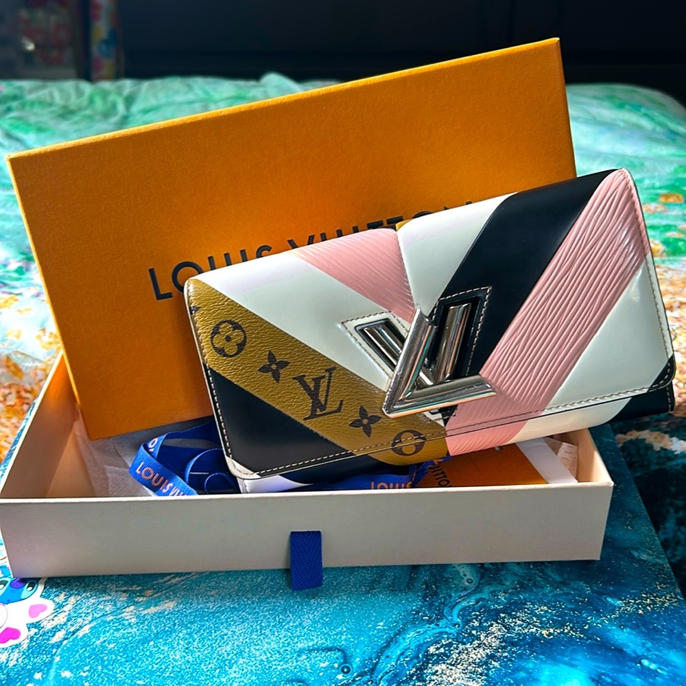 Limited Edition LV Twist Excellent Condition - Picture 2 of 9